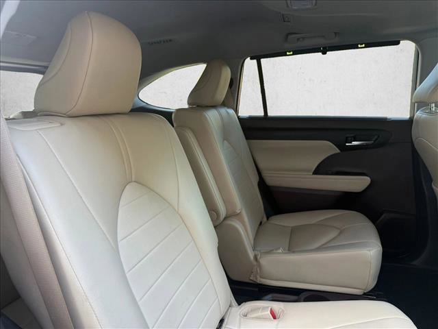 Used 2022 Toyota Highlander XLE FWD image 30