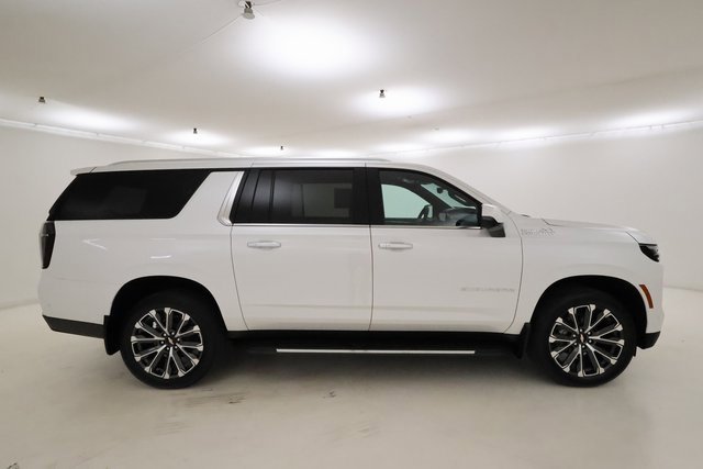 Used 2025 Chevrolet Suburban High Country image 2