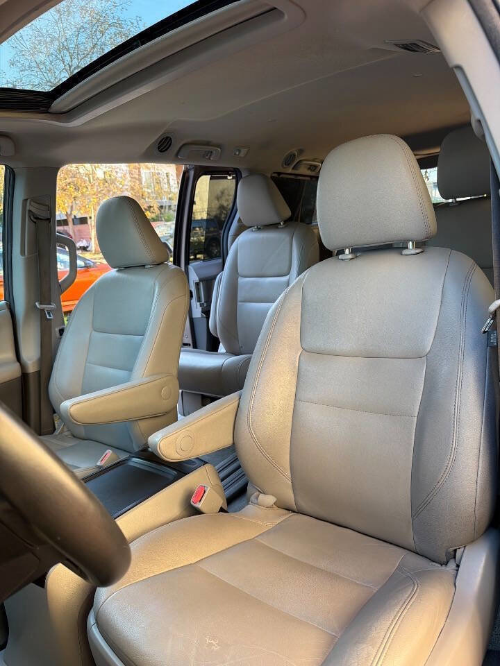 Used 2020 Toyota Sienna XLE w/ XLE Navigation Package image 14