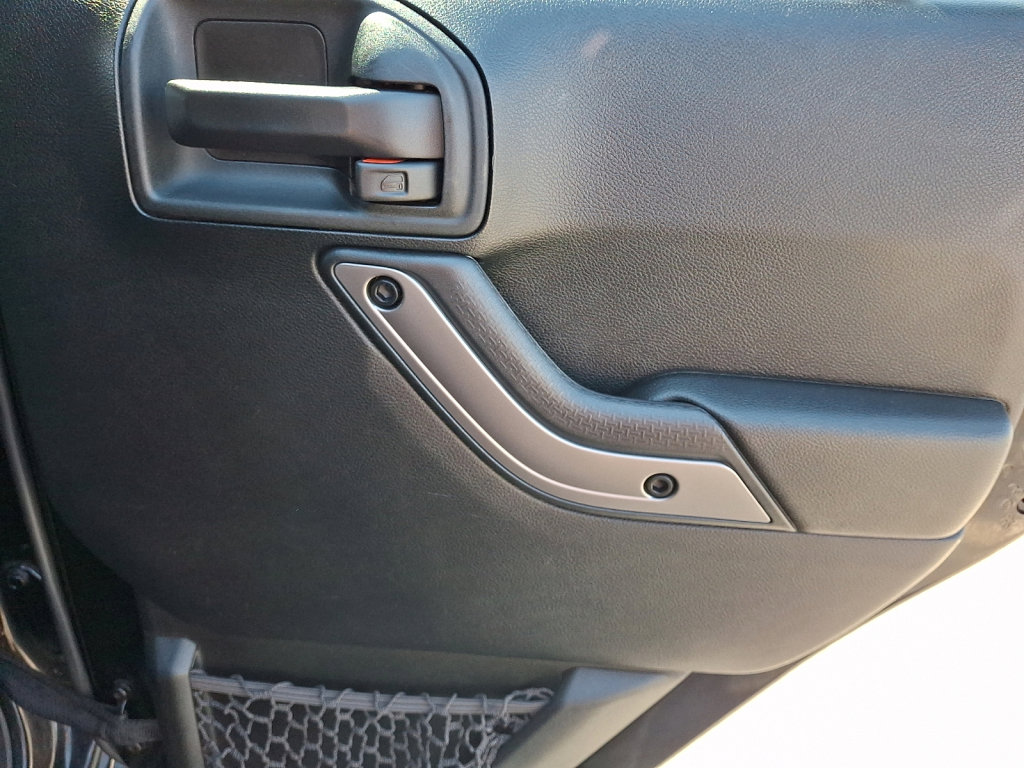 Used 2018 Jeep Wrangler Unlimited Sahara AWD/4WD image 14