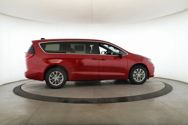 New 2026 Chrysler Pacifica Select image 6