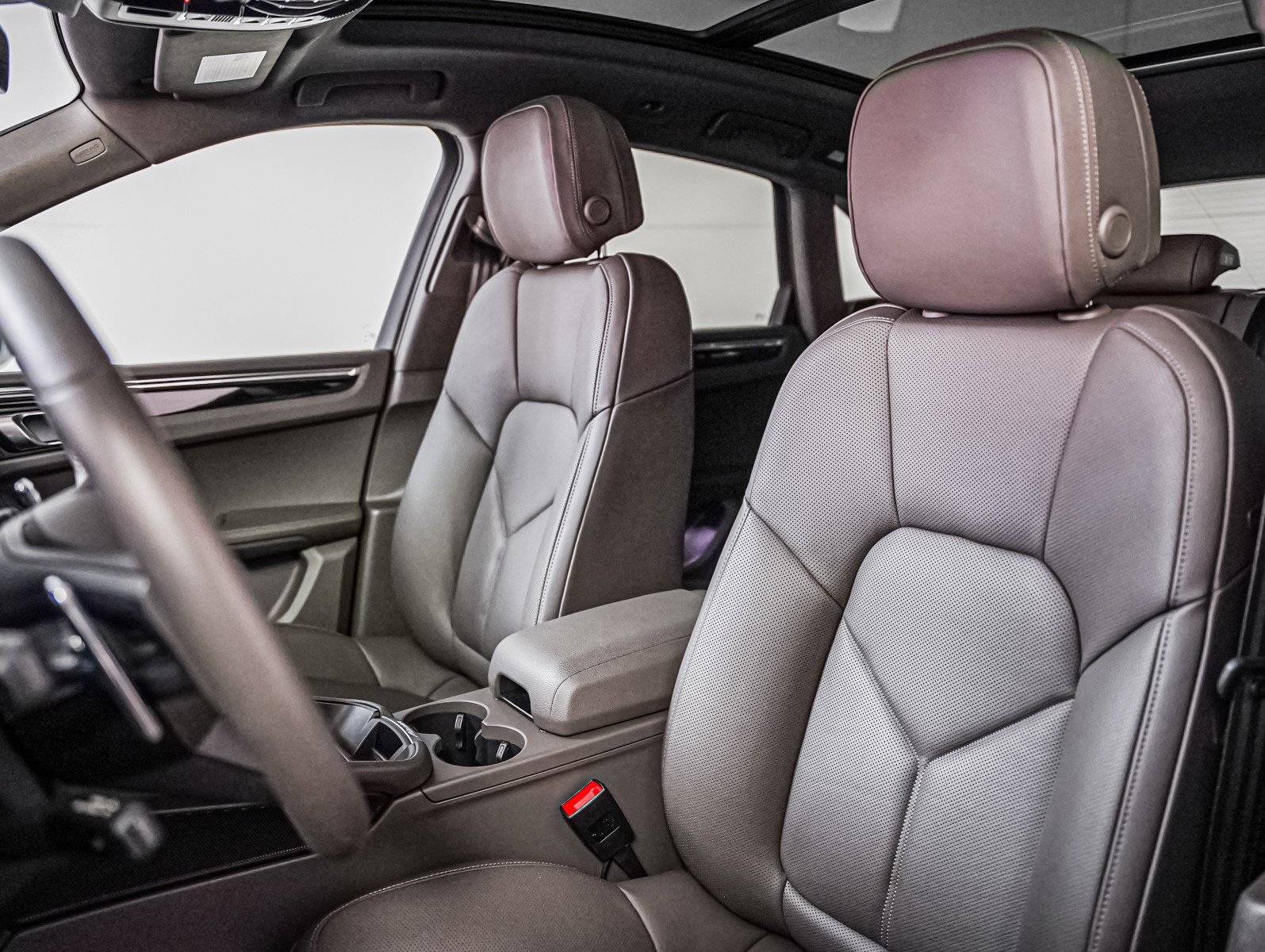 Certified 2025 Porsche Macan image 5