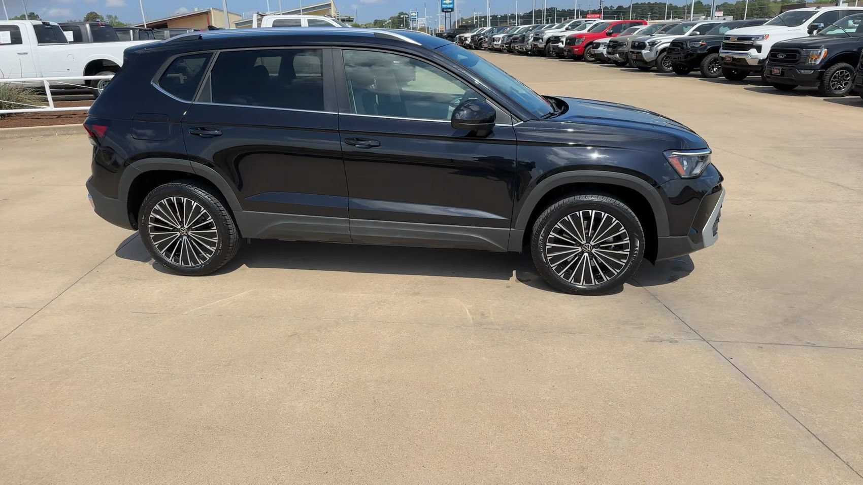 Used 2025 Volkswagen Taos SE FWD image 2