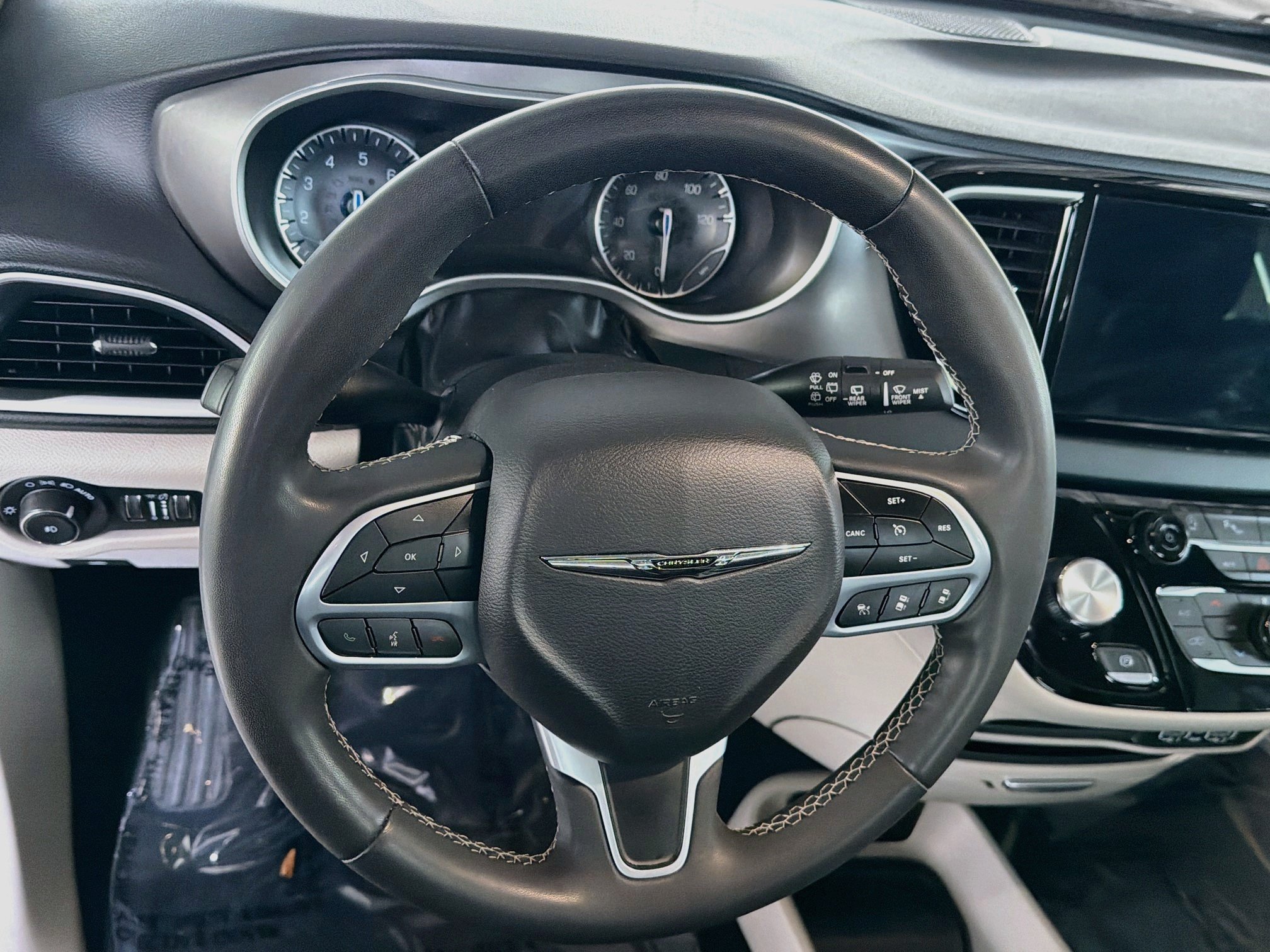 Used 2023 Chrysler Pacifica Touring-L FWD image 18