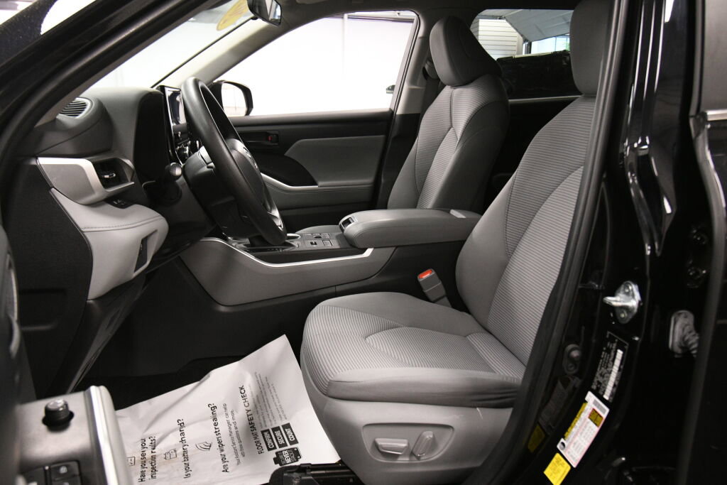 Used 2023 Toyota Highlander L AWD/4WD image 10