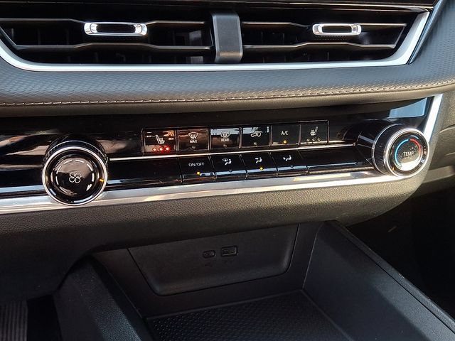 Used 2025 Chevrolet Equinox LT FWD image 10