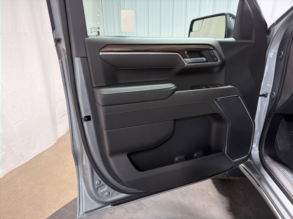 New 2026 Chevrolet Silverado 1500 LT Trail Boss w/ Dark Appearance Package image 4