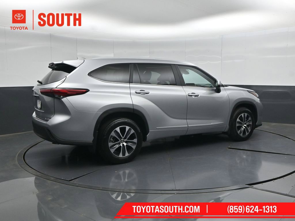 Used 2023 Toyota Highlander XLE AWD/4WD image 2
