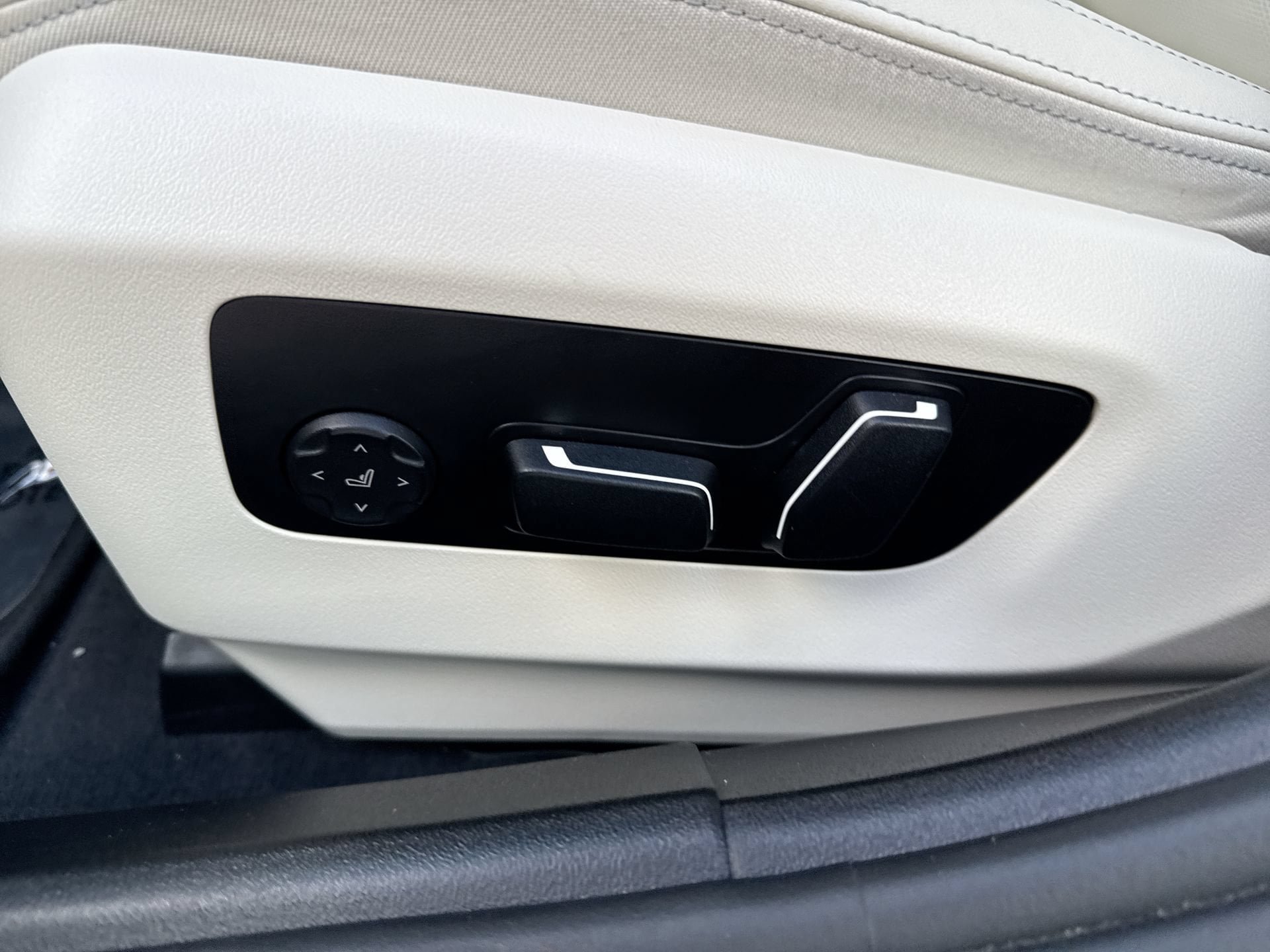 Used 2024 BMW 530i w/ Convenience Package RWD image 14