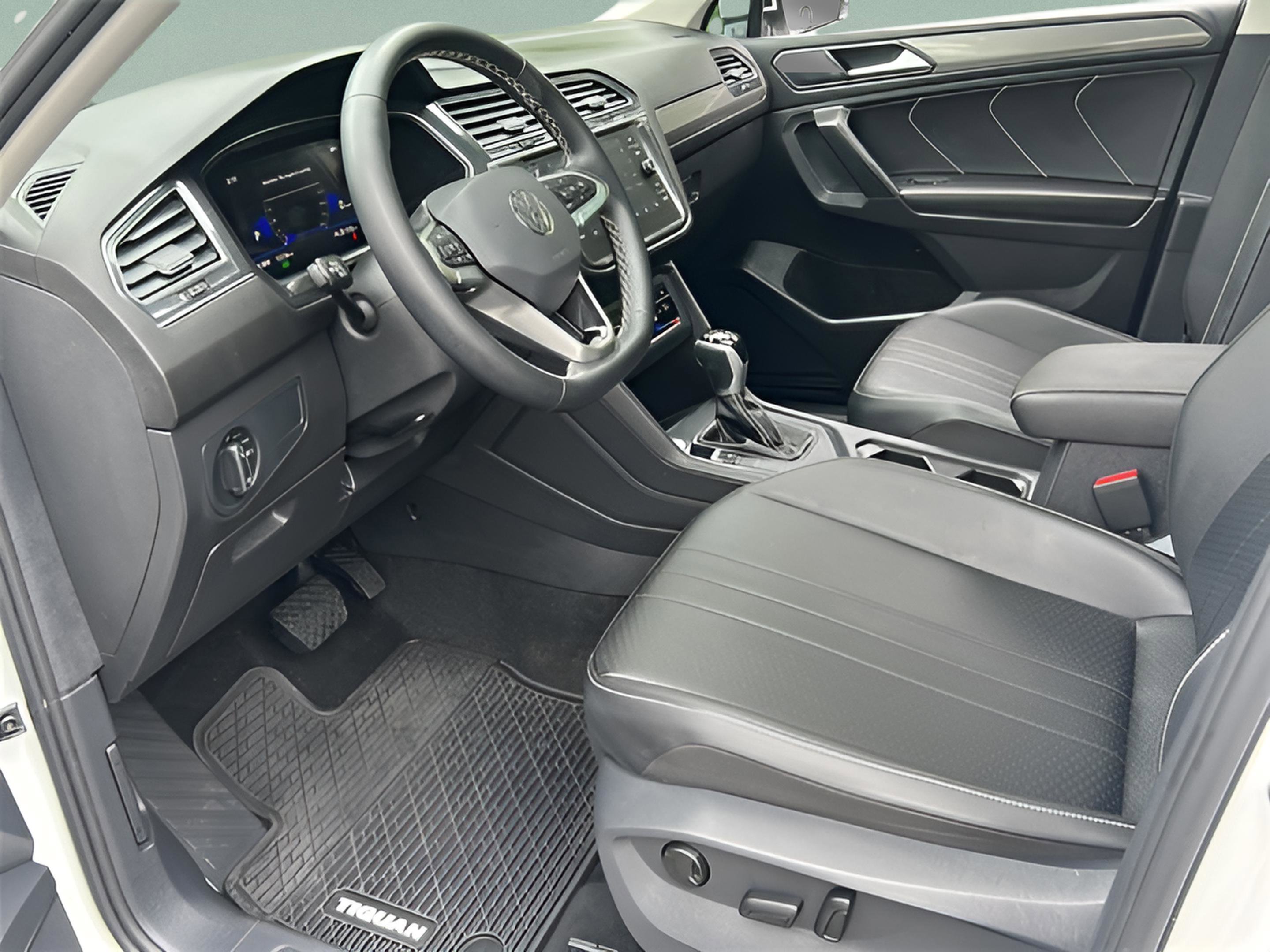 Used 2023 Volkswagen Tiguan SE w/ Panoramic Sunroof Package FWD image 26