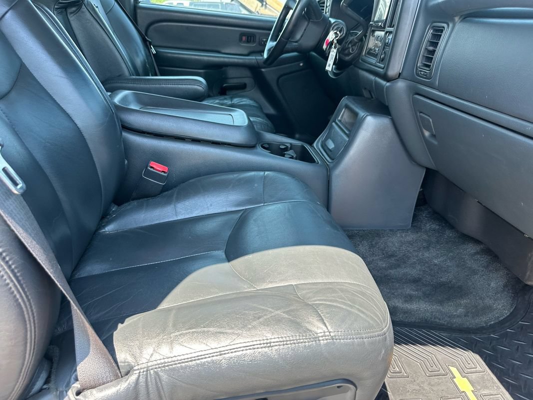 Used 2002 Chevrolet Avalanche 2500 w/ Convenience Pkg AWD/4WD image 15