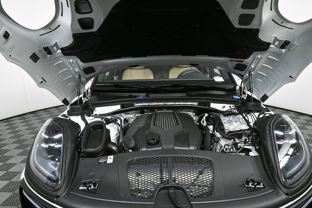 Certified 2026 Porsche Macan image 33