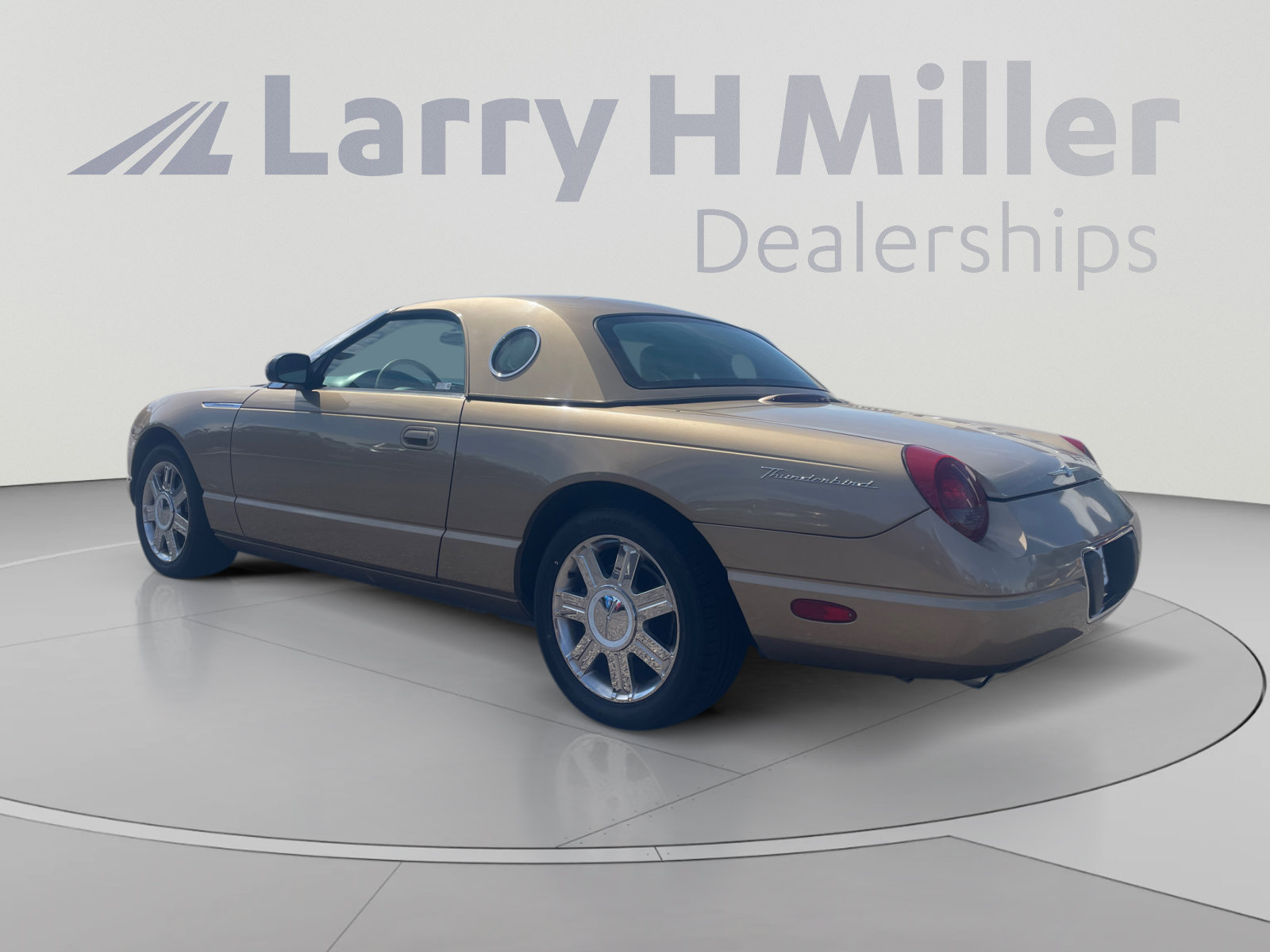 Used 2005 Ford Thunderbird RWD image 3