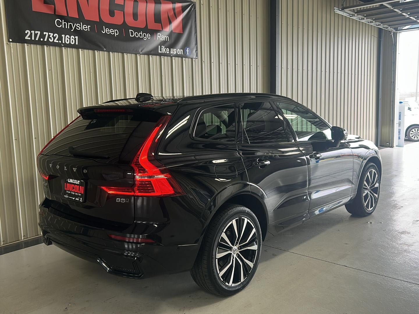 Used 2023 Volvo XC60 B5 Plus image 5