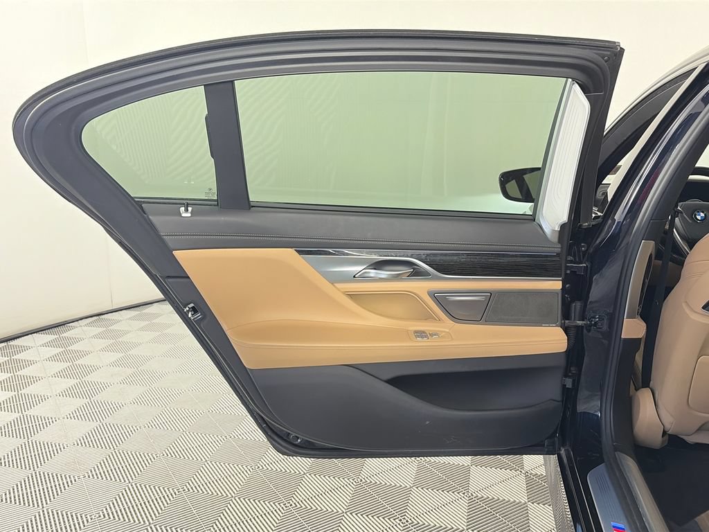 Used 2017 BMW 750i xDrive AWD/4WD image 12