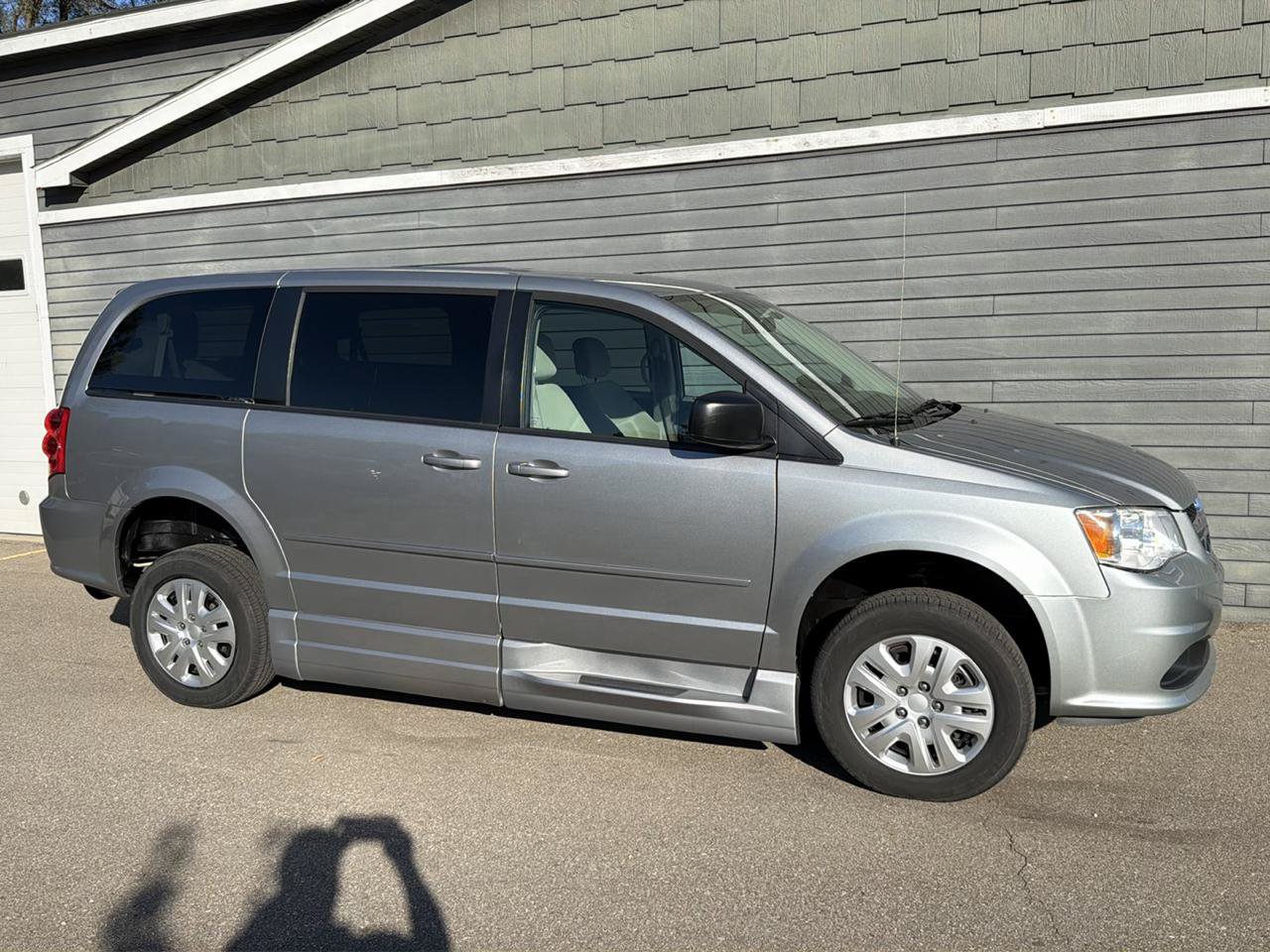 Used 2016 Dodge Grand Caravan SE w/ Quick Order Package 29E SE FWD image 11