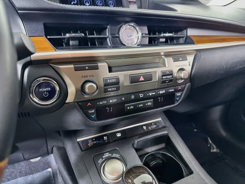 Used 2015 Lexus ES 300h w/ Navigation System Package FWD image 17