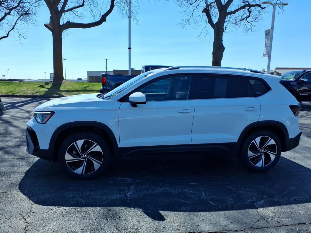 Used 2025 Volkswagen Taos SE AWD/4WD image 4