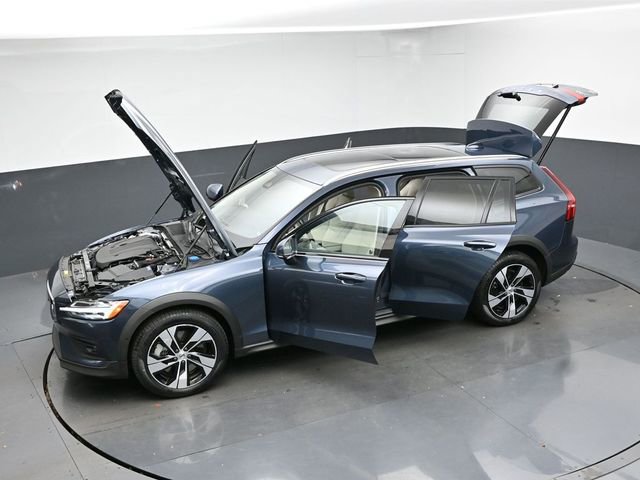 Used 2024 Volvo V60 B5 Cross Country Plus image 51