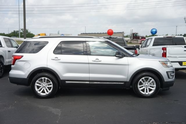Used 2017 Ford Explorer XLT w/ Equipment Group 202A FWD image 5