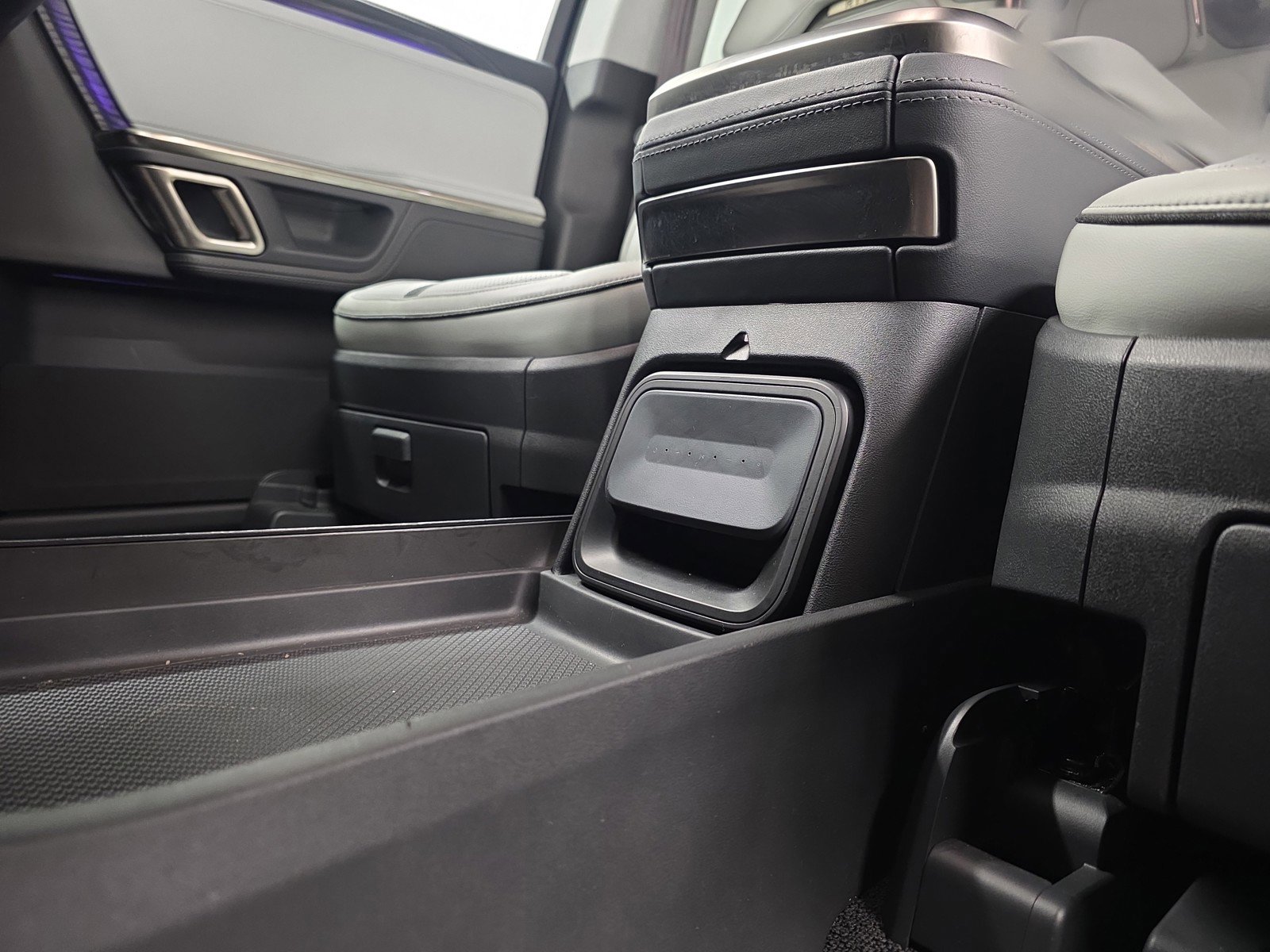 Used 2024 Rivian R1S Adventure image 33