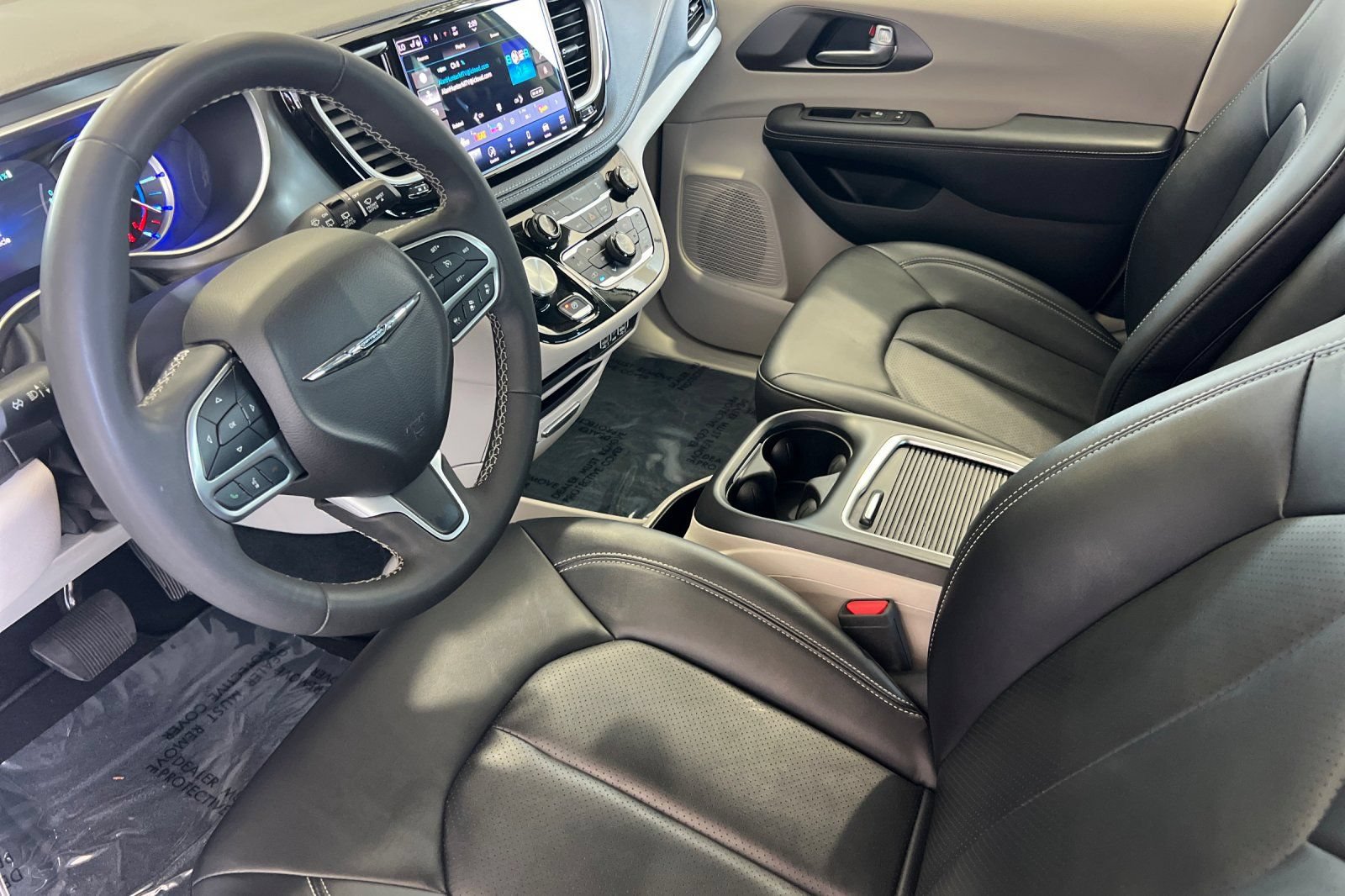 Used 2024 Chrysler Pacifica Limited FWD image 10