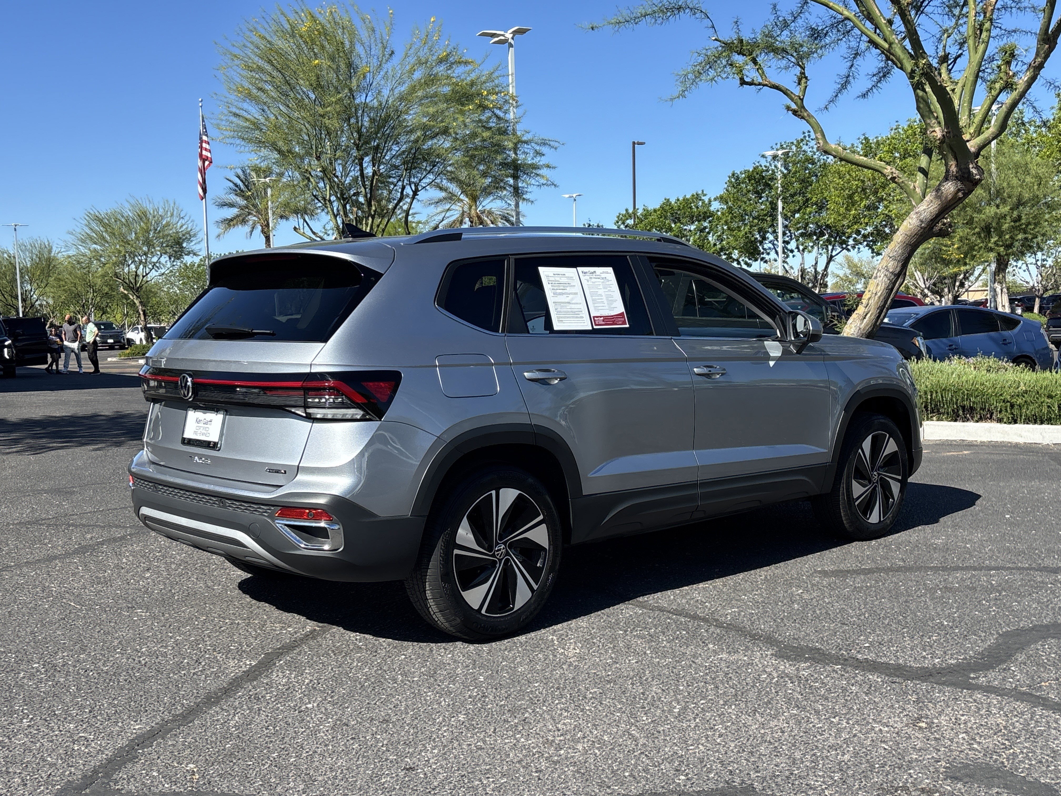 Used 2025 Volkswagen Taos SE image 4