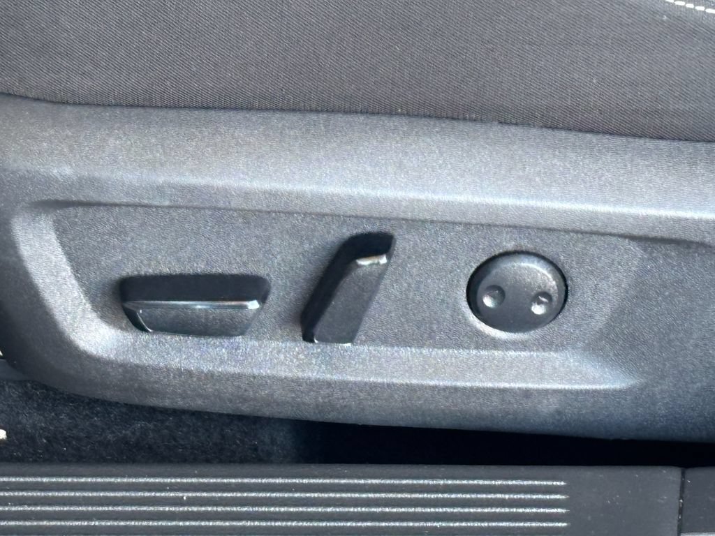 Used 2025 Nissan Rogue SV AWD/4WD image 23
