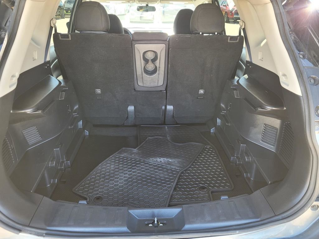 Used 2018 Nissan Rogue SV w/ Sun & Sound Touring Package image 14