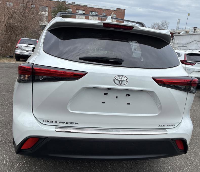 Used 2023 Toyota Highlander XLE image 4