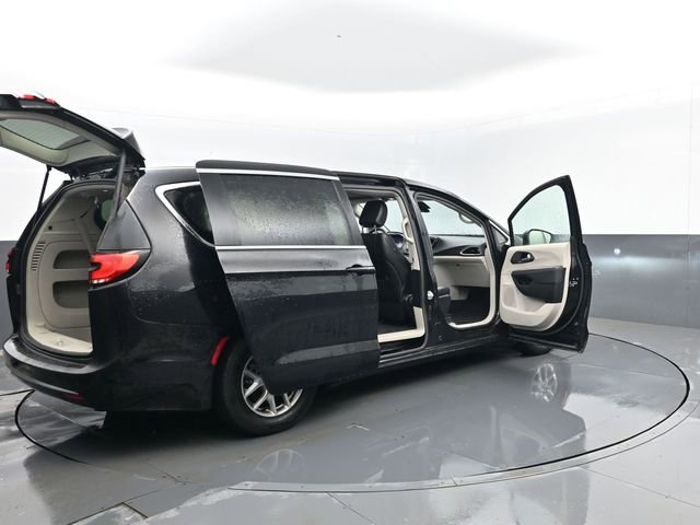 Used 2024 Chrysler Pacifica Touring-L image 32