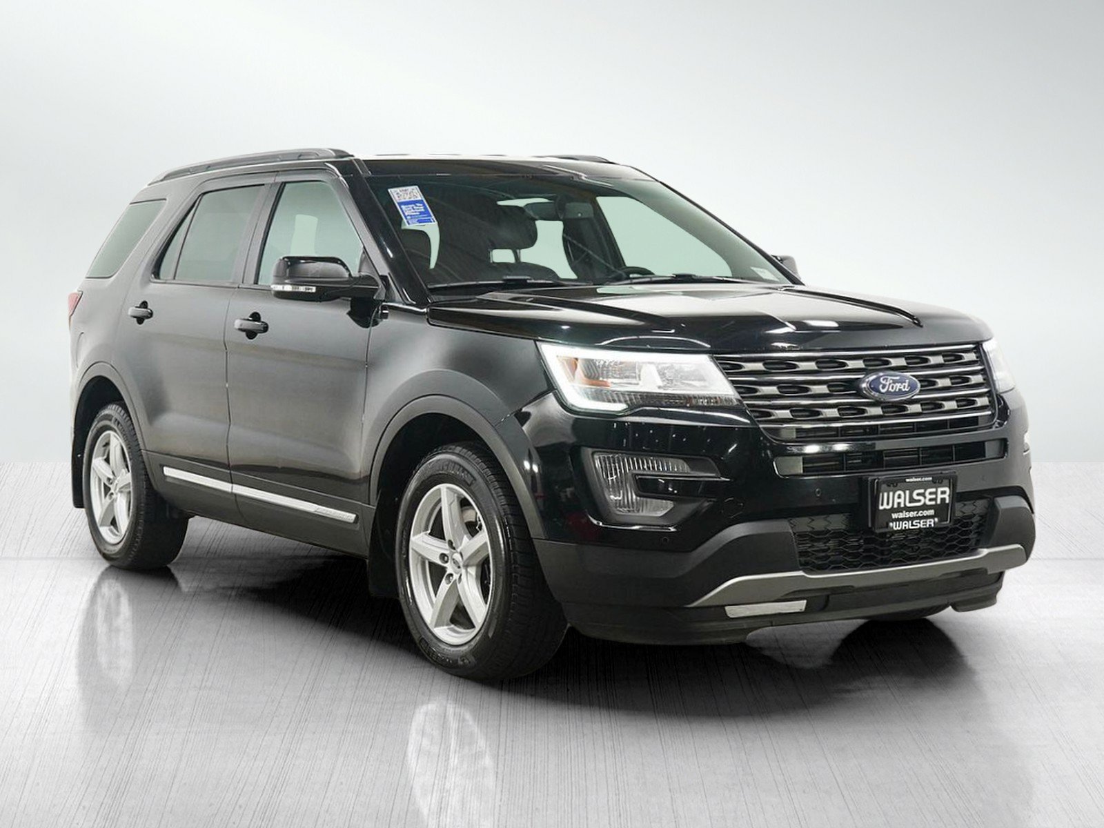 Used 2017 Ford Explorer XLT w/ Equipment Group 202A AWD/4WD image 7