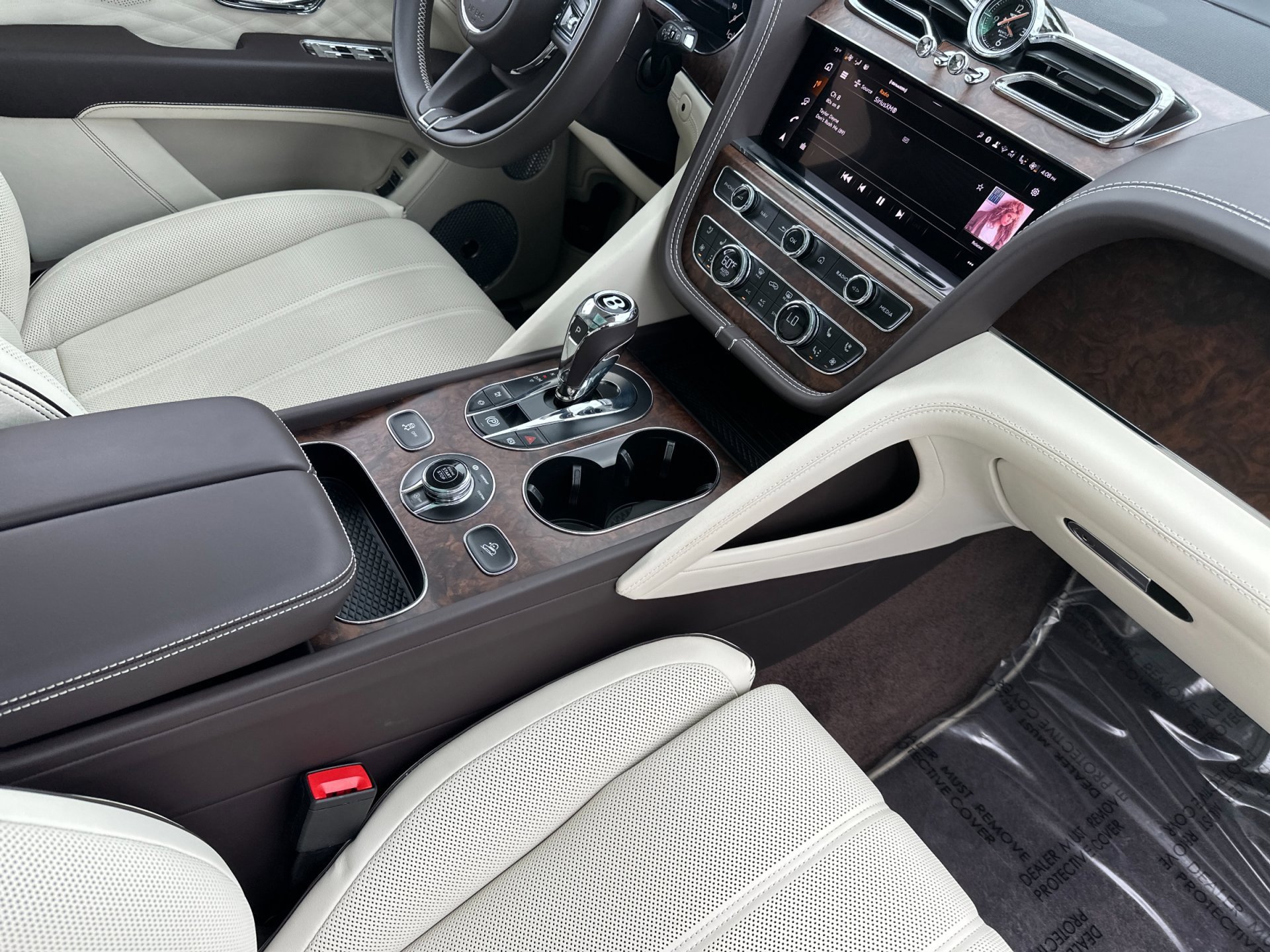 Used 2025 Bentley Bentayga image 2