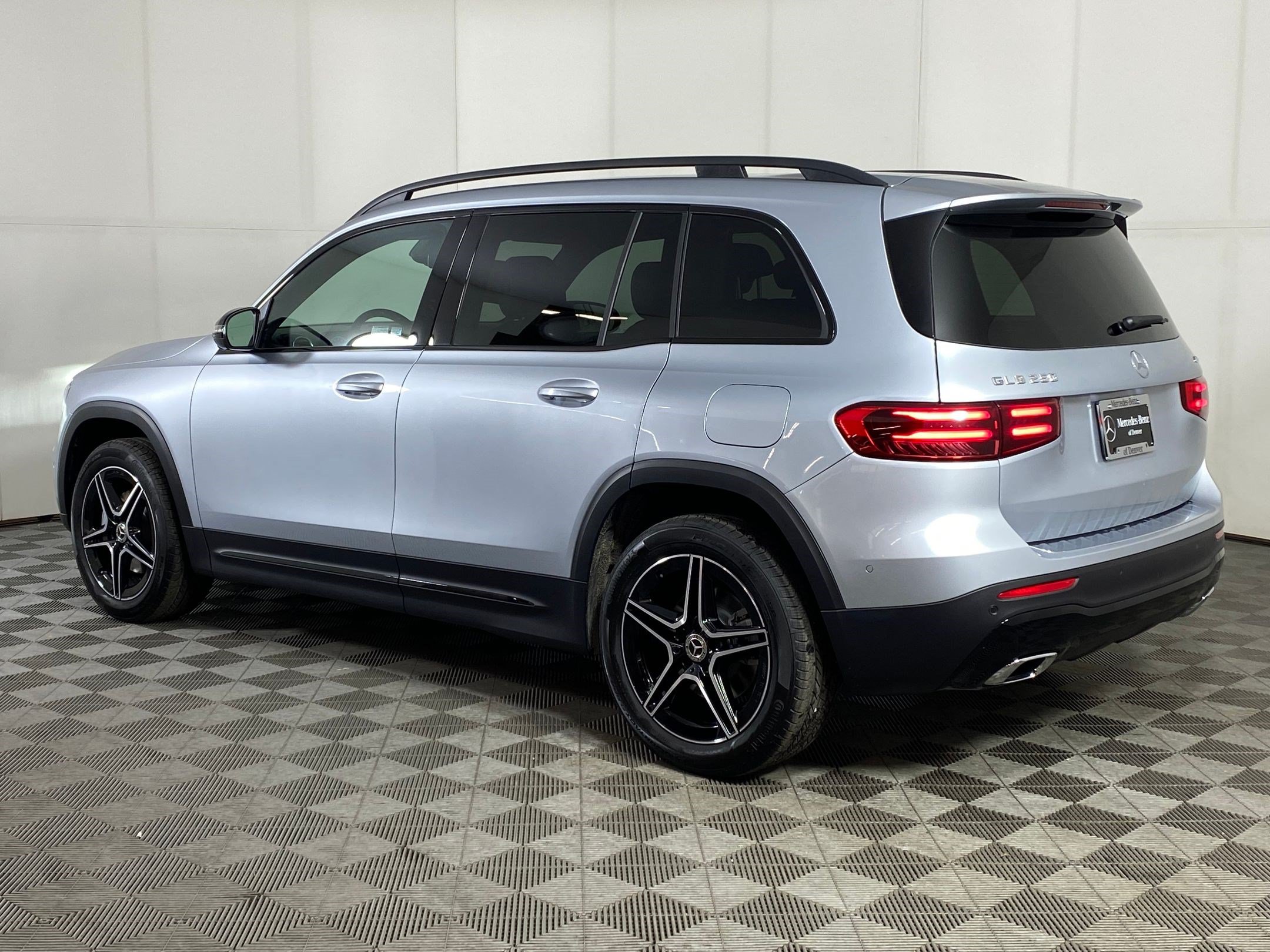 Used 2026 Mercedes-Benz GLB 250 4MATIC image 3
