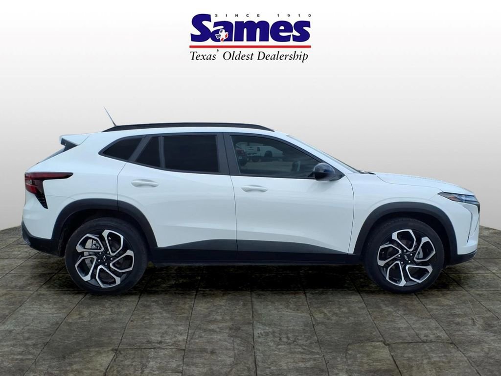 Used 2025 Chevrolet Trax RS w/ Sunroof Package FWD image 2
