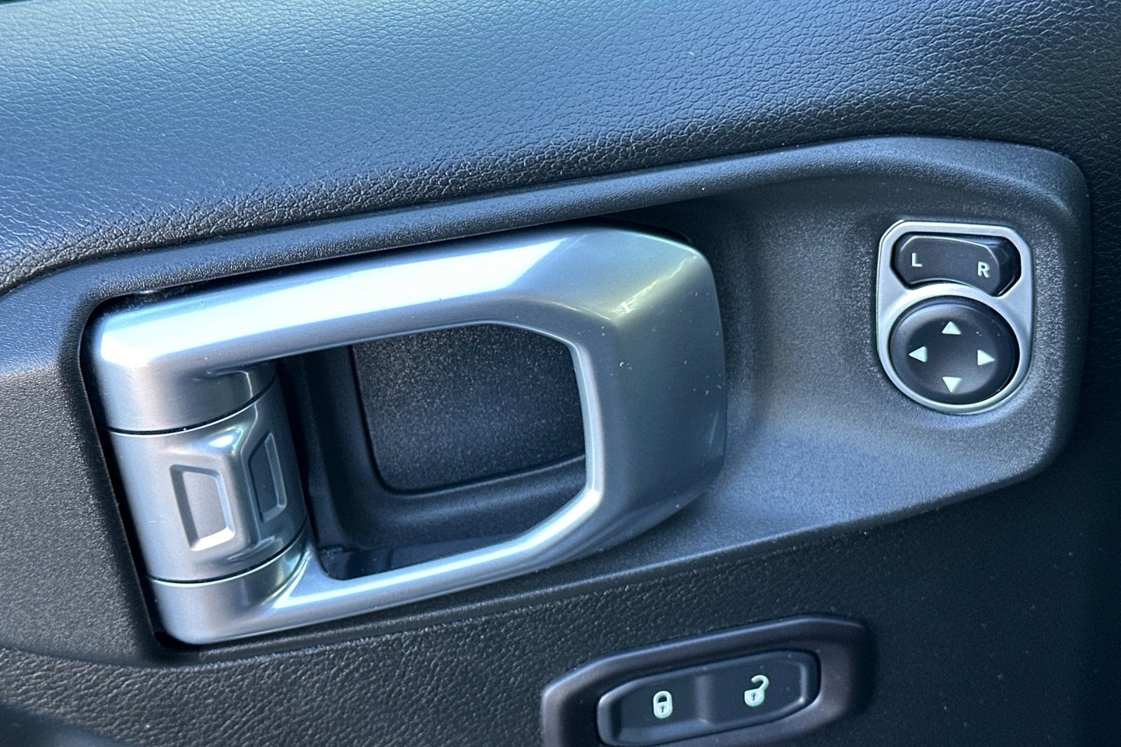 Used 2018 Jeep Wrangler Unlimited Sport S AWD/4WD image 13
