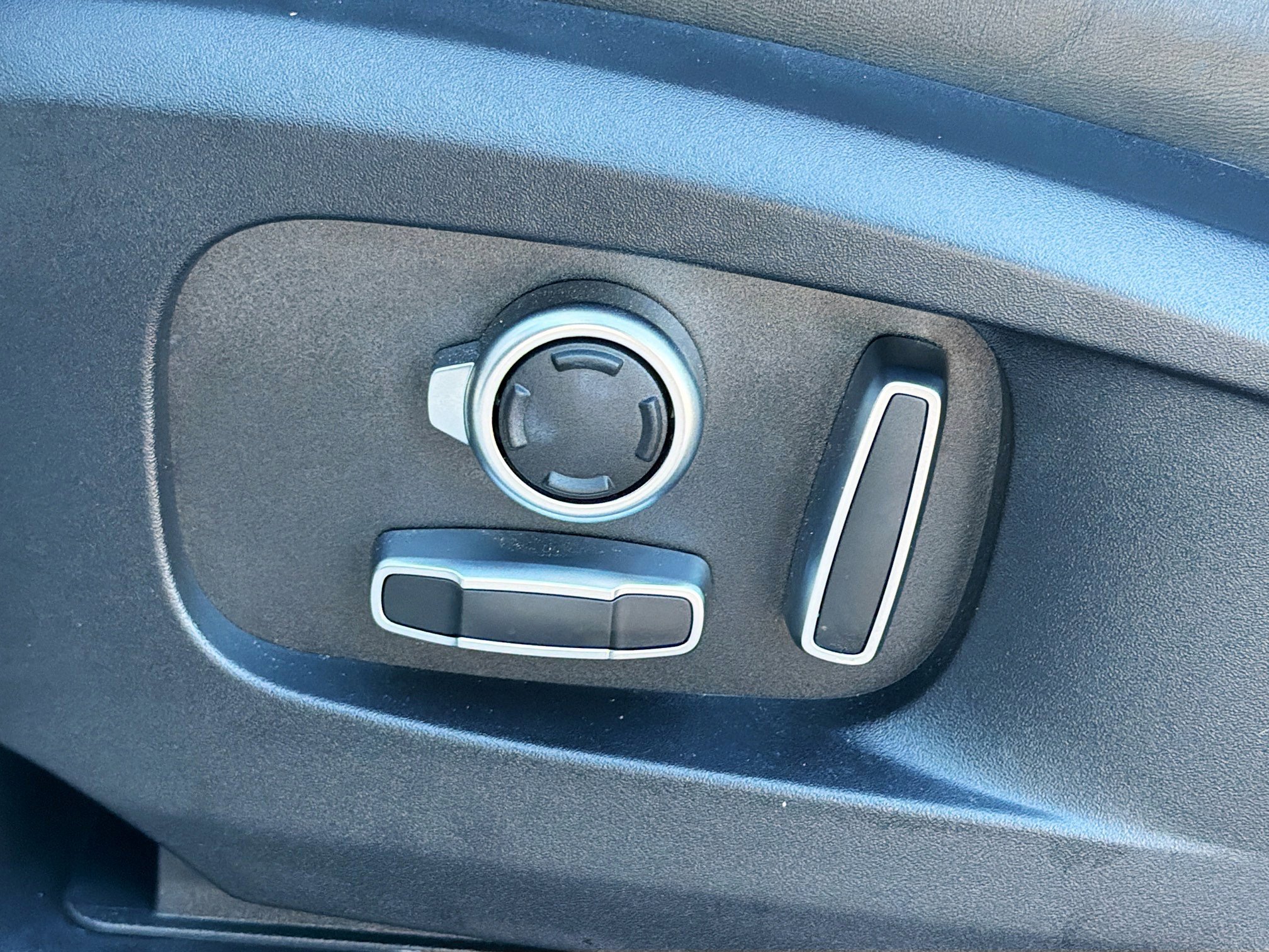 Used 2025 Land Rover Defender 130 S image 26