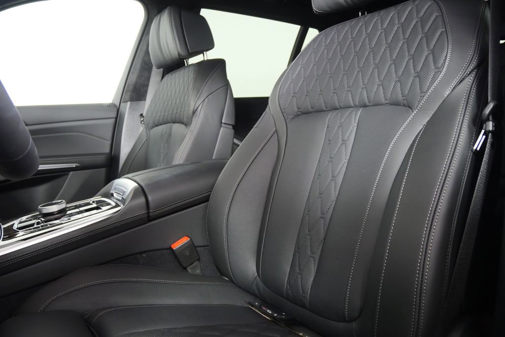 Used 2026 BMW X7 M60i image 11
