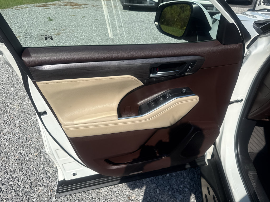 Used 2022 Toyota Highlander Limited FWD image 17