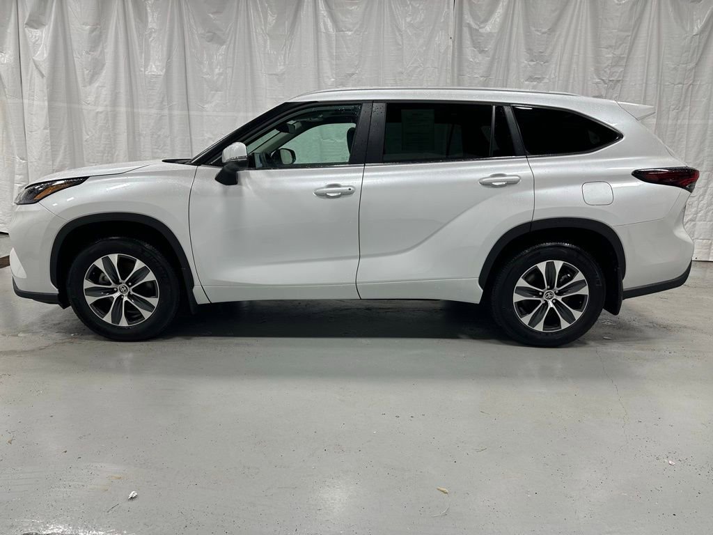 Used 2025 Toyota Highlander XLE image 4