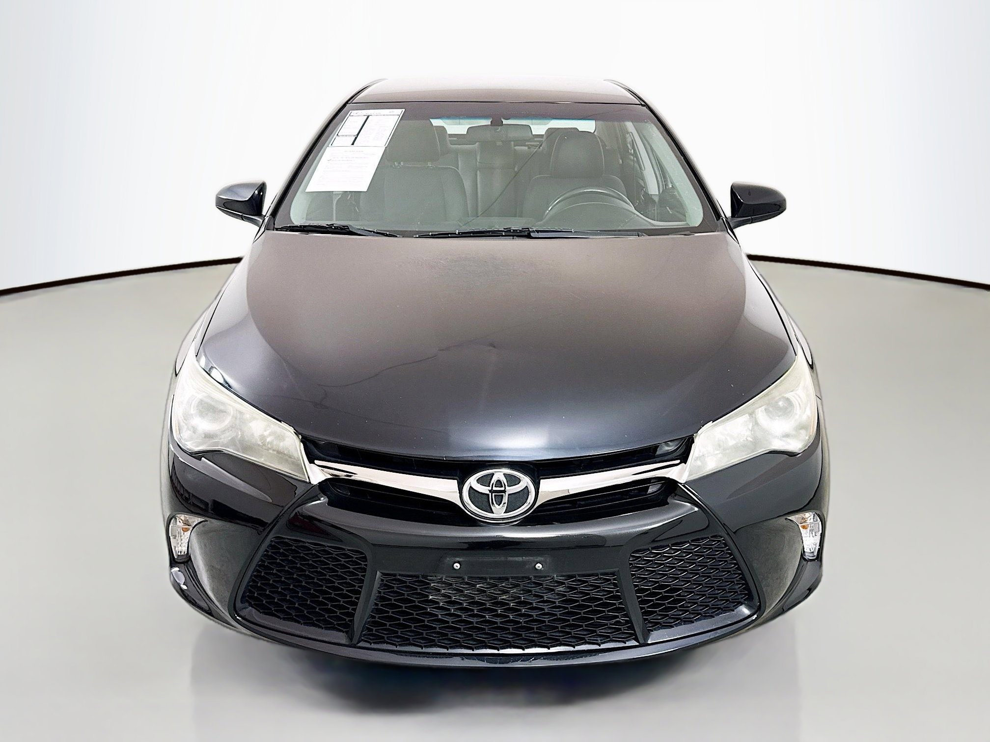 Used 2016 Toyota Camry SE image 2