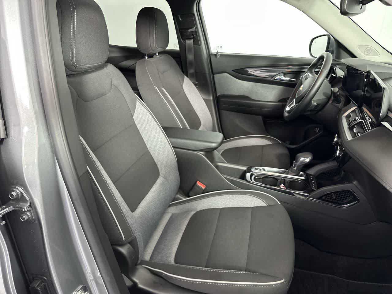 Used 2024 Chevrolet TrailBlazer LT w/ Convenience Package AWD/4WD image 4