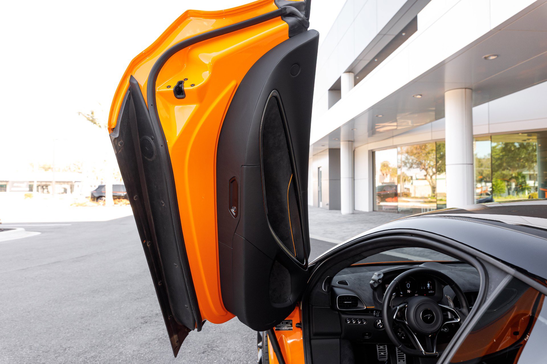 Used 2025 McLaren Artura image 35