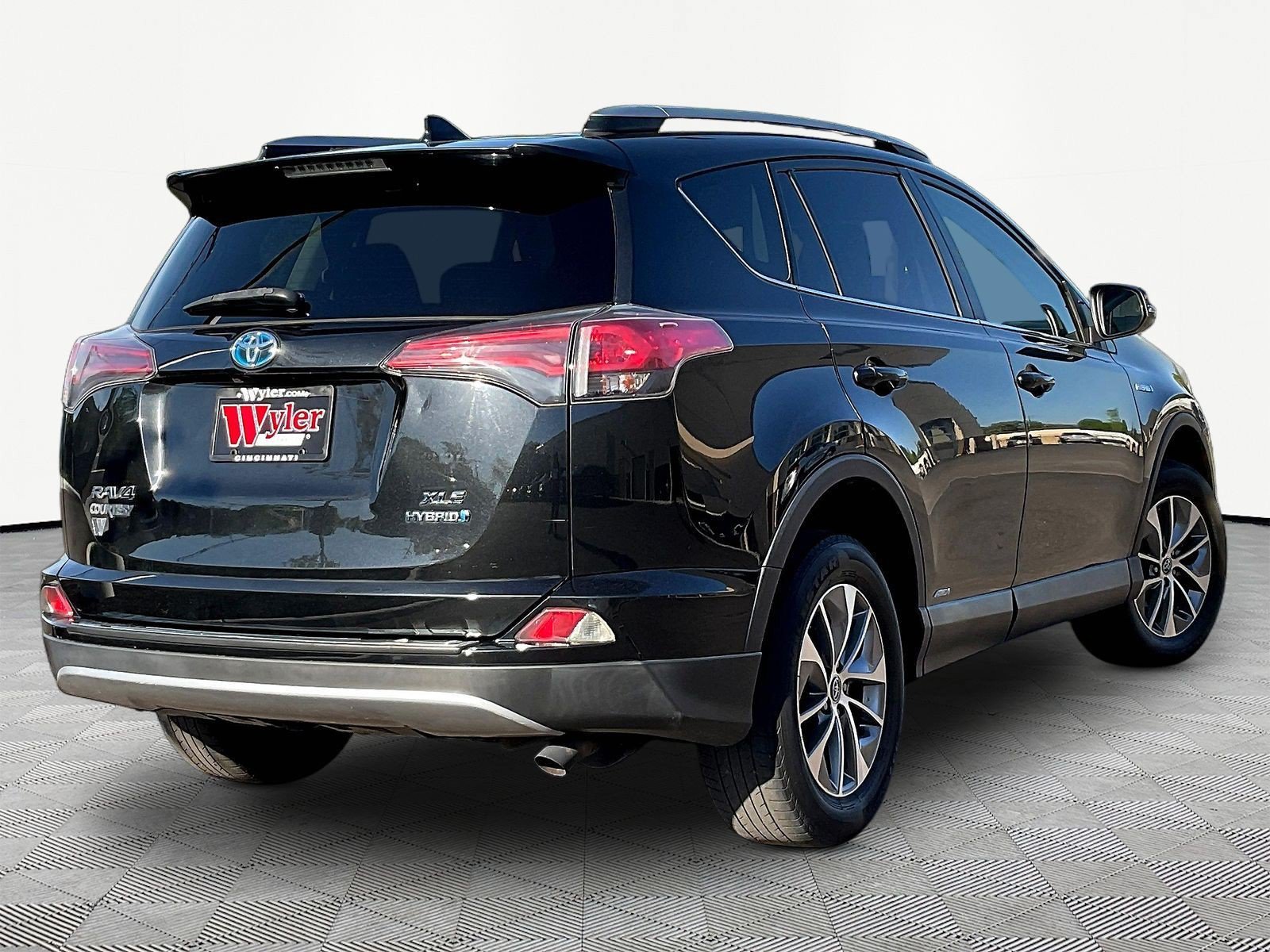 Used 2017 Toyota RAV4 XLE w/ All Weather Liner Package AWD/4WD image 6