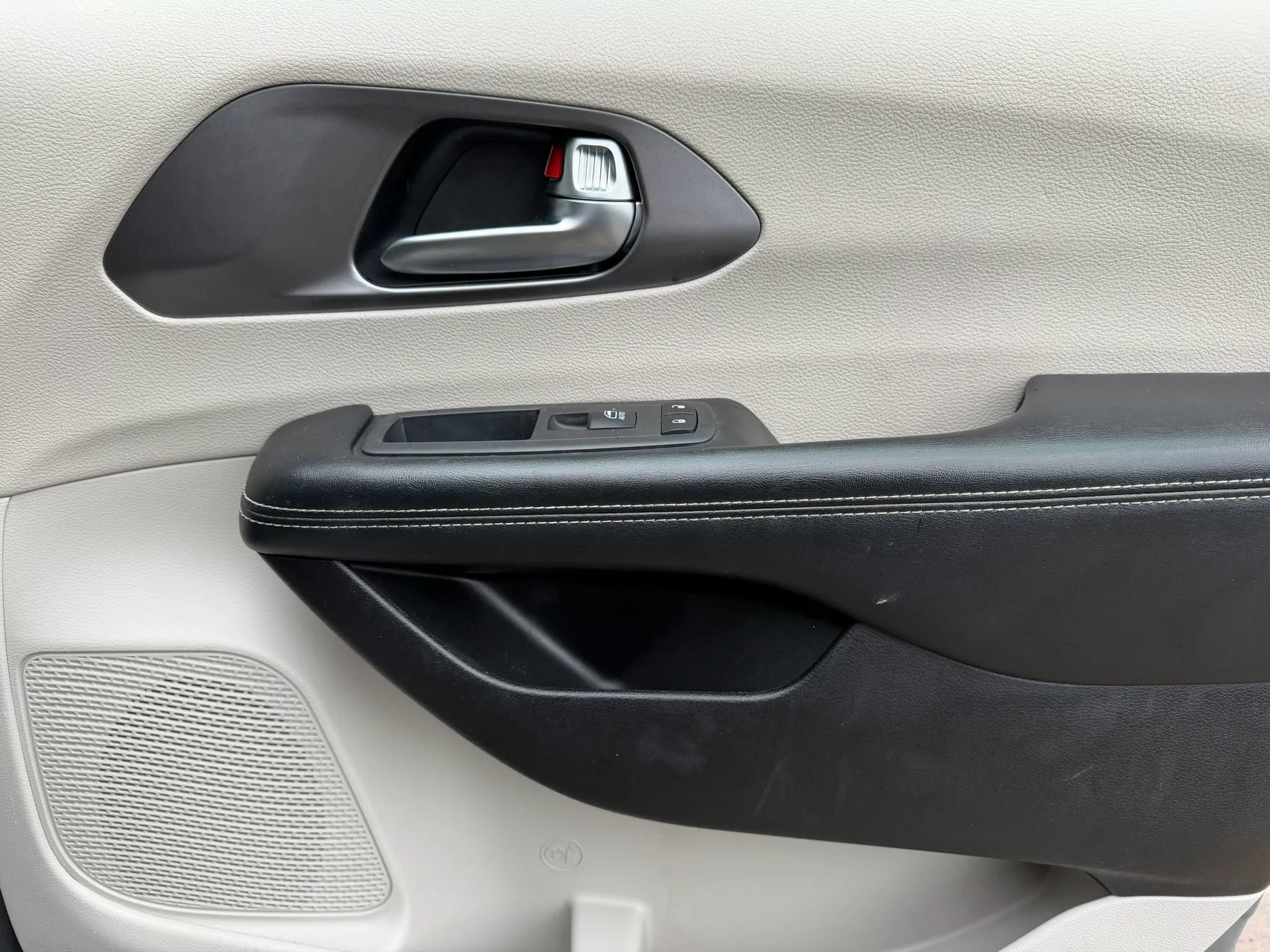 Used 2022 Chrysler Pacifica Touring-L FWD image 12