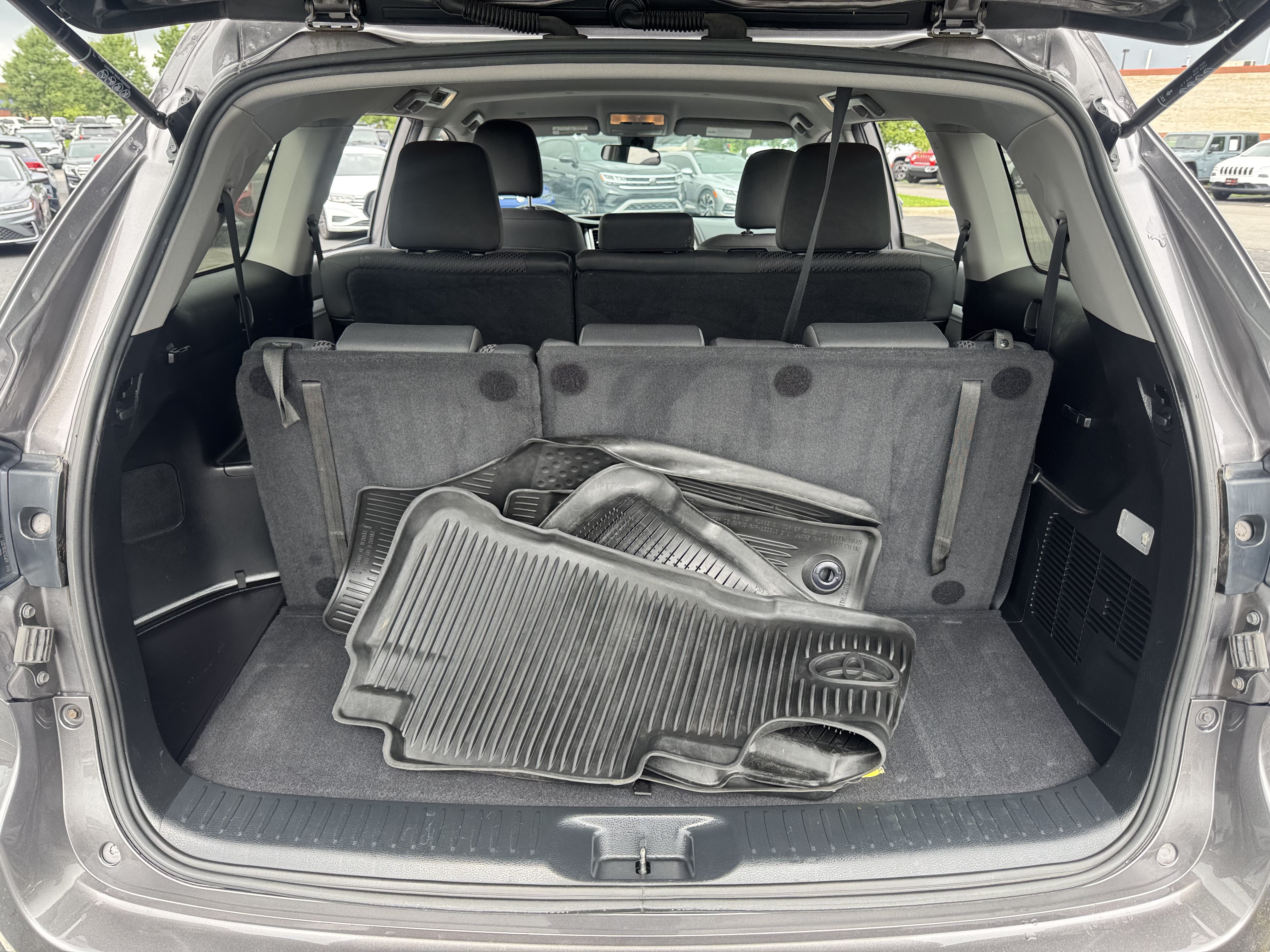 Used 2018 Toyota Highlander LE FWD image 13