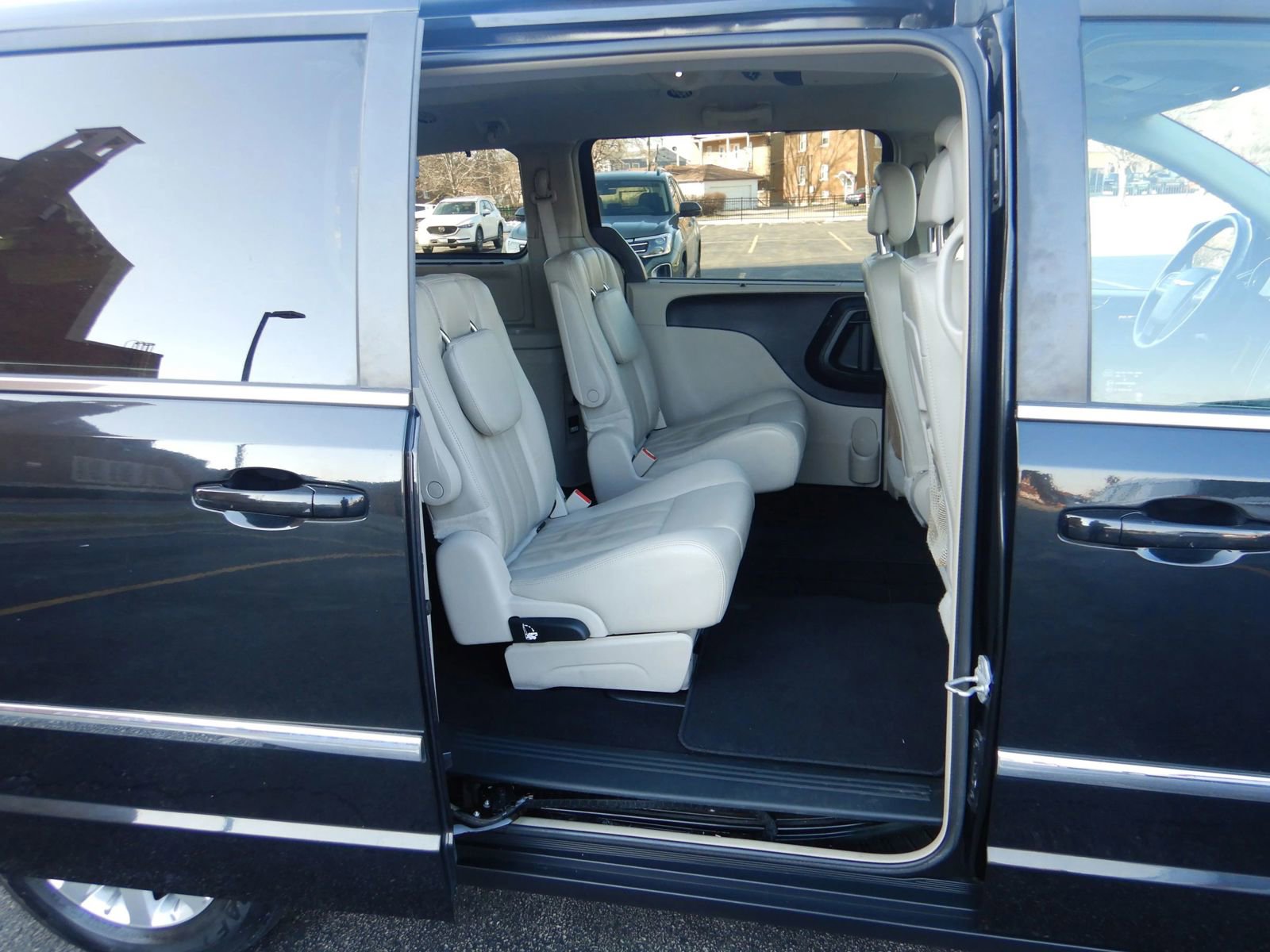Used 2013 Chrysler Town & Country Touring image 21