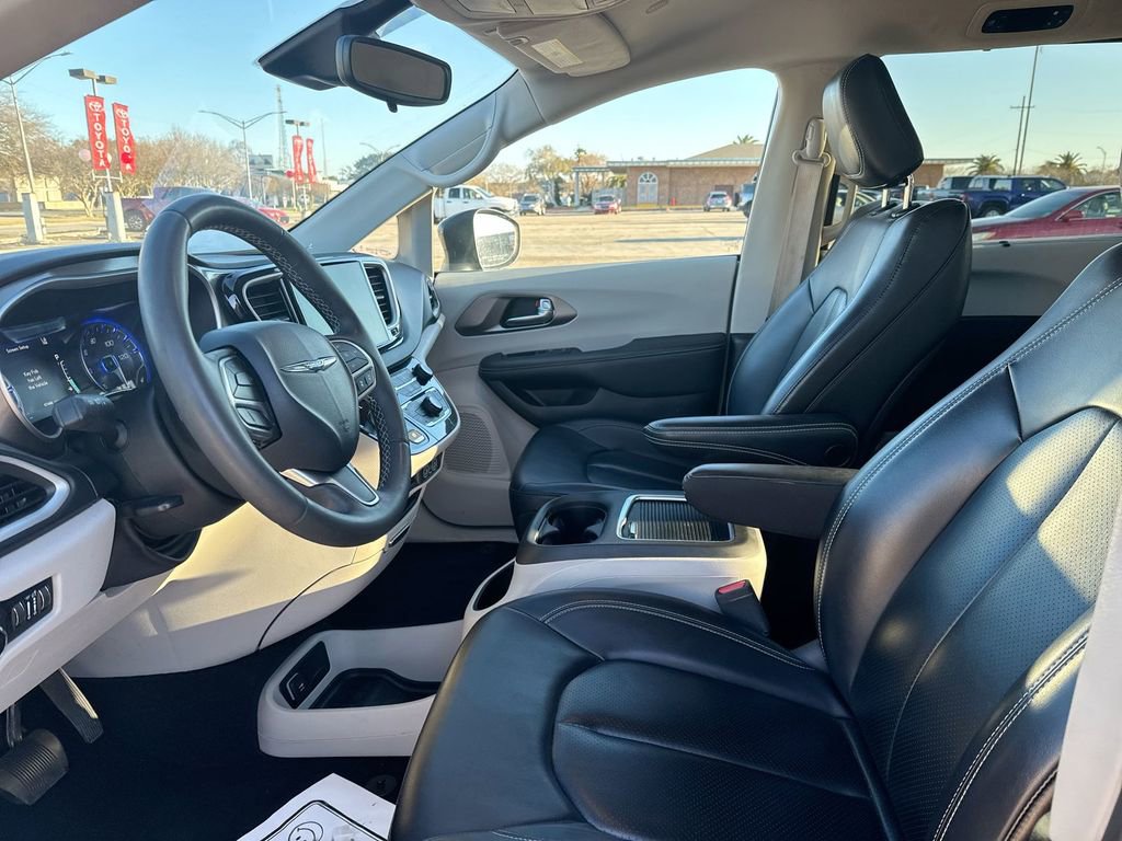 Used 2023 Chrysler Pacifica Touring-L image 13