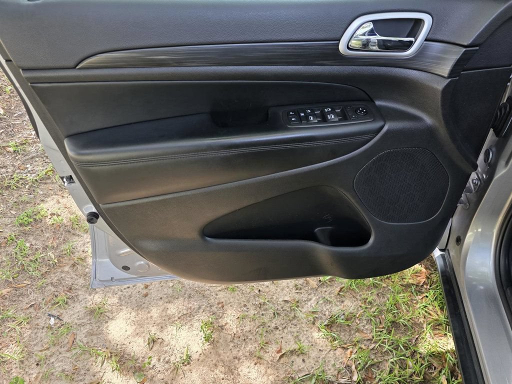 Used 2021 Jeep Grand Cherokee Laredo AWD/4WD image 29