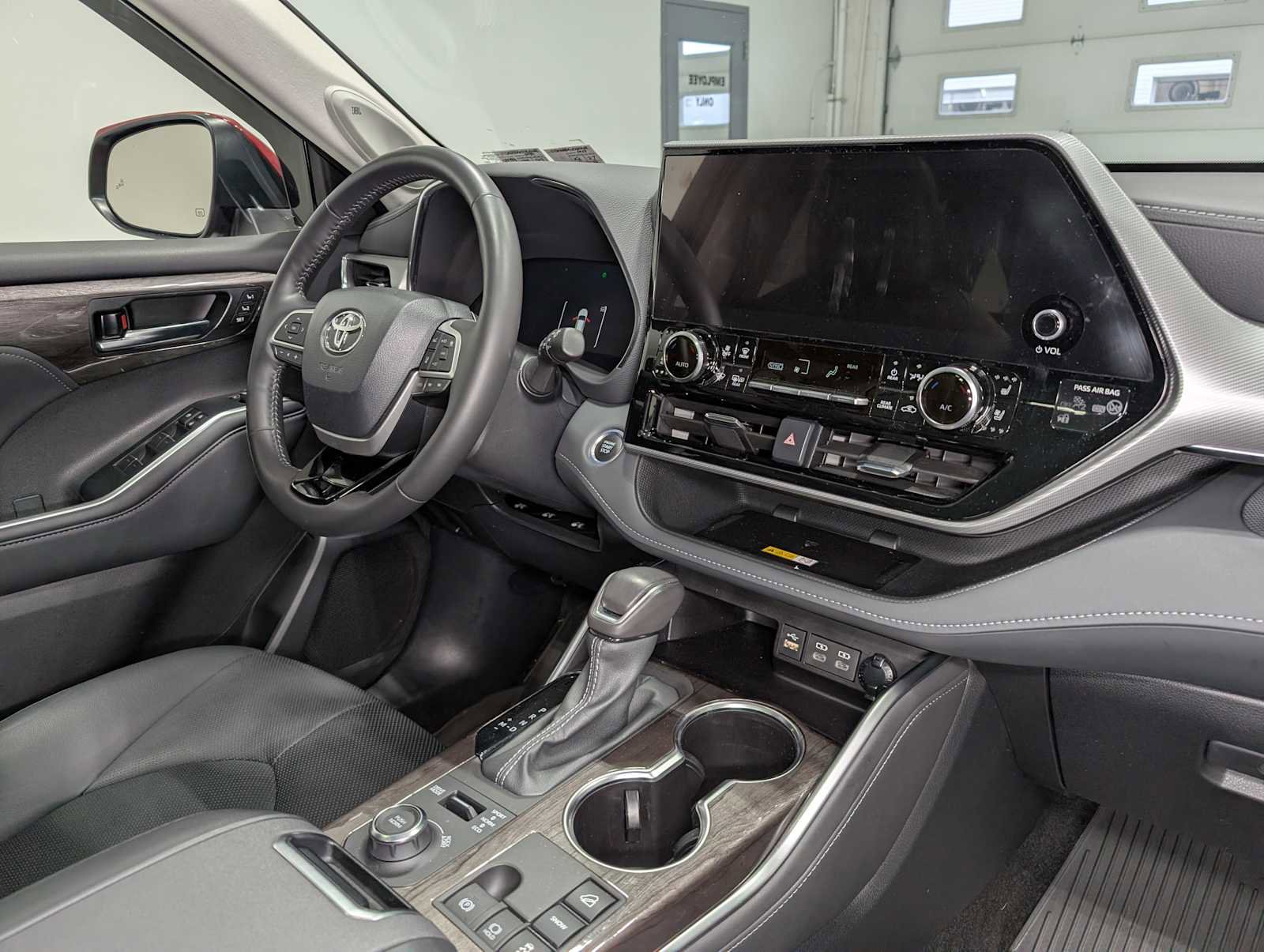 Used 2024 Toyota Highlander Platinum image 48